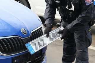 Dlužil desetitisíce na pokutách, tak přišel o registrační značky. Policisty si při tom natáčel a vysmíval se jim